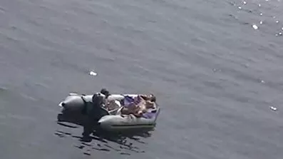 Naken tjej och hennes glasögon porr video gratis pojkvän ha kul på webbkamera