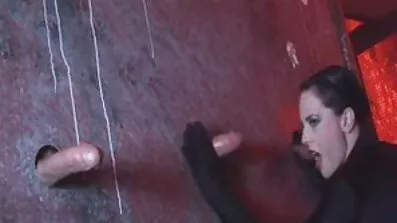 Frun ger aktiv Avsugning till man och räknar porrfilm i mobilen med hans sperma