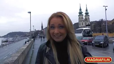 Fyra stora fucksluts har en köttig kuk turas om med en gratis mom porr strippa