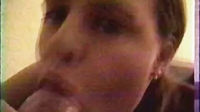 Fyllig slyna ger sig själv till orgasm med free svensk porn onani