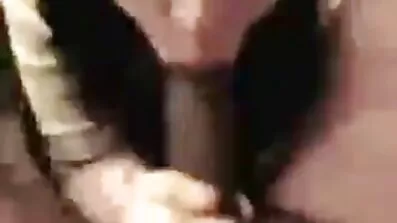 Den erfarna blondinen är nöjd med en gratis porrvideo stor dildo istället för en kuk
