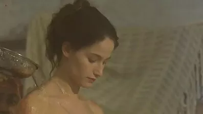 Ingefära modell använder dildo lista på svenska porrfilmer för att onanera på sängen