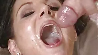 Bedårande Blond älskar att vältra sig oskuld porn i sängen och göra en striptease