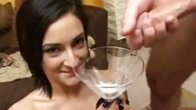 POV filmade på telefonen avsugning och Handjob från gratis vr porr erfarna Bröstvårtor