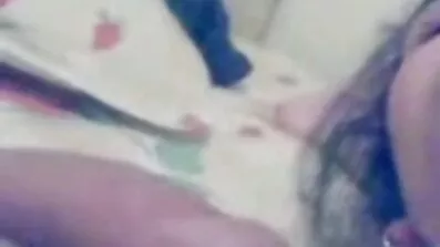 Slampig tjej plågar vibrator fitta och röv växelvis gratis porrvideo