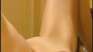 Frun satt fitta på makens ansikte och ber att göra hennes / porr porn Slickning