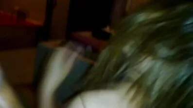 Flicka med Glasögon Röv porrvideo Red hårt boner av en kåt vän