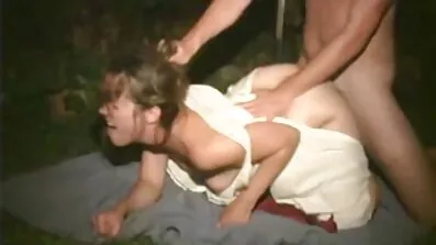 Oralsex amatör porr video i duschen passerar smidigt till penetration i den håriga cunt