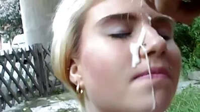 Brunetten väntade på pojkvännen i sängen porrvideo och är redo att knulla med honom