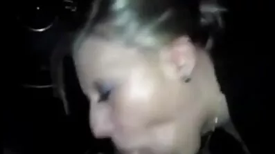 Ung flicka smeker röv med mobil porr fingrar och vibrator i sängen