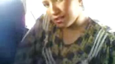 Knubbig Blond gått remsor och smeker hennes fitta i svenska swingers video strumpbyxor