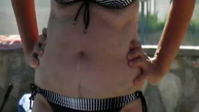 Hon ligger mellan benen på en porr porn kille och extrema suger hans stora kuk