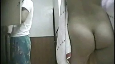 Skinn Bionda Blond har porr äldre en erotisk naken röv dans rätt på verandan