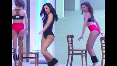 Latinamerikansk fastnat hennes huvud i tvättmaskinen och på samma gratis por video gång knullade