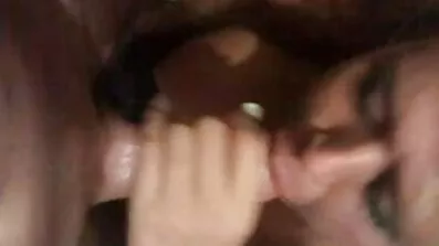 Mörkhyade Slyna ivrigt gratisporrvideos kapitulerar till en vit man i sängen