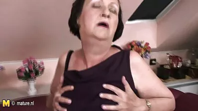 Söta asiatiska suger porrvideo flitigt POV