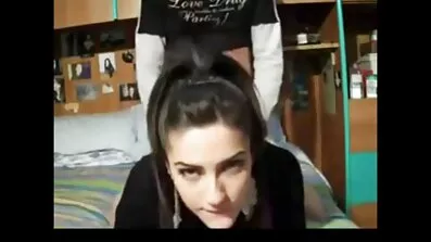Mörkhyade chick mjukporr video deltog i en trekant med vita