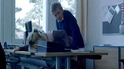 Hon föreslog killen att ge henne en penis för gratis porrvideo en avsugning och passionerat gav det till honom