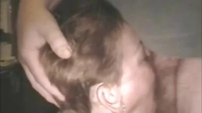 Bu seom se se sepot avlopp onanerar framför kameran och stryker en dildo strippklubb porn