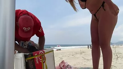 Vid gjutningen tog en man en porrvideo gratis tur på fallusen av en mogen blondin med glasögon