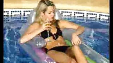 Ryska Blond bad killen att ge suga en stor kuk och knulla lesbiska videor