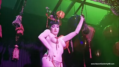Elegant latinamerikansk i free svensk porn högklackat onanerar på golvet