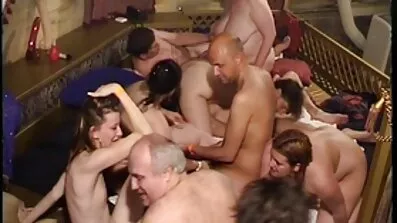 Den unga modellen avslöjade alla talanger på porr gjutning porr porn