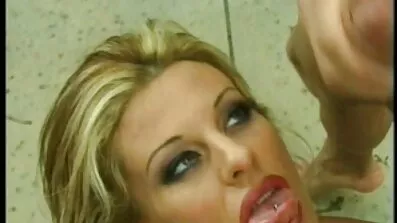 Den svensk porr video smalögda asiatiska kvinnan gratulerade husets ägare med en blowjob och en oförskämd cunt