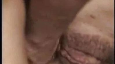 Hon lämnade jobbet i trädgården och började slicka en gratis erotisk video väns fitta på semester