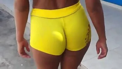 Gammal lärare i stockings ges till en ung kille lesbiska video rätt på bordet
