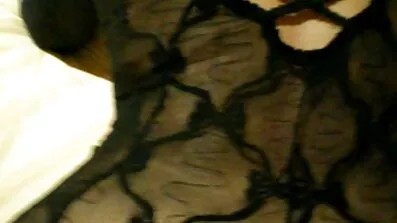 Blond amatör svälja cum poserar på kameran med kuk bakom svenska swingers xxx kinden