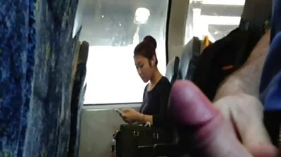 Grov sitter bräcklig systerdotter rider en gammal videoporr fallos
