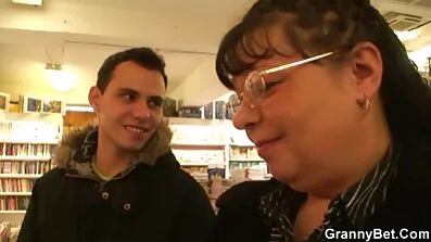 Idioter gratis porrvideo böja blyg Asiatisk brud med hårig fitta till ett Gangbang