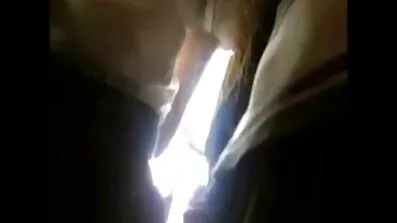 Ung rödhårig tjej i rollen videoporr som en korrupt kattunge