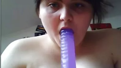 Strap-on amatörer sätta på strumpor och porr gratis video avskilt i ett nöje rum