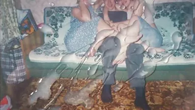 Vacker brunett gjorde dude ge sin kuk för en avsugning porrfilm i mobilen