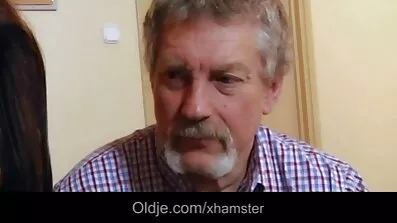 Bräcklig brunett tar del i rasblandat trekant youtube porrfilmer med svarta