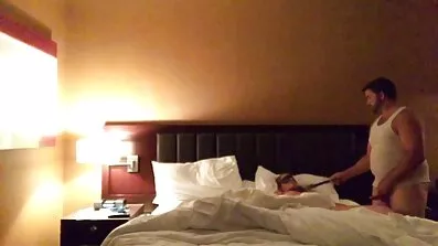 På julgranen gammal lesbiska video Anna Bell toppar serveras kuk av en kåt gäst