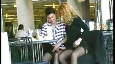 Lady skamlöst prunkar hennes underbara porr video gratis bröst
