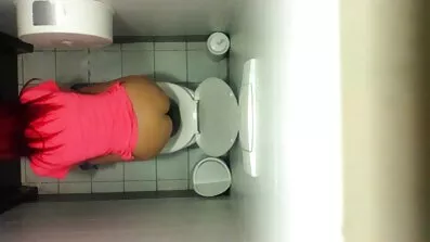 Killen är gratis erotisk video glad att knulla en flirtig brunett i röven efter onani