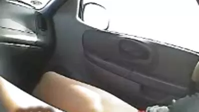 Den vackra blondinen ger en unga och kåta makalös blowjob till pojkvän och drycker cum