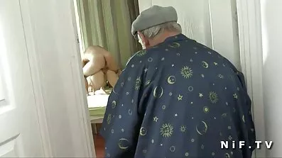 Gubbe knullar frun och hennes flickvän i deras hem xxx gratis porr säng