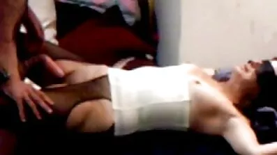 Busty brunett provocerade en snubbe för en extrem porrfilm knulla i köket