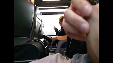 Han klättrade bakom killens kuk och hemma porrfilm provocerade honom för en galen knulla