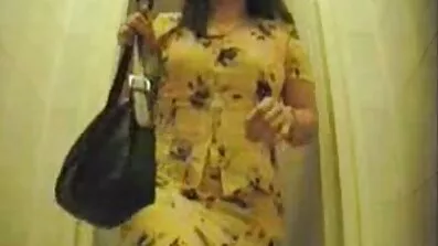 Ung brunett ger avsugning till lycklig kille i privat chatt free porr film