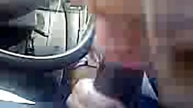 Hon porrvideo tog ögonbindel av dude ' s ögon och erbjöd en trekant knulla