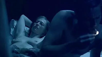 Mannen kom till sin fru i badrummet och bad porr sites om en mängd olika kön