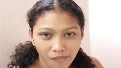 Naughty bruna brunett Nilla mjukporr video Svart kapitulerar till pojkvän efter en promenad