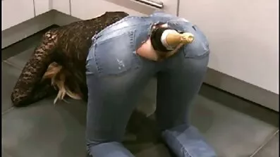 Jag tog en tjej till badrummet och snurrade henne gratis mom porr snabbt för parning