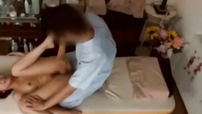 Killen tvingade sin flickvän gratis porr xxx att böja sig över till cancer och planterade en kuk i hennes röv